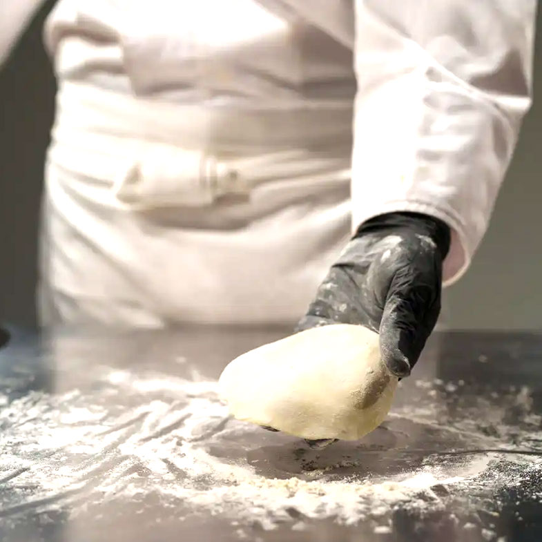 餃子を作っている写真